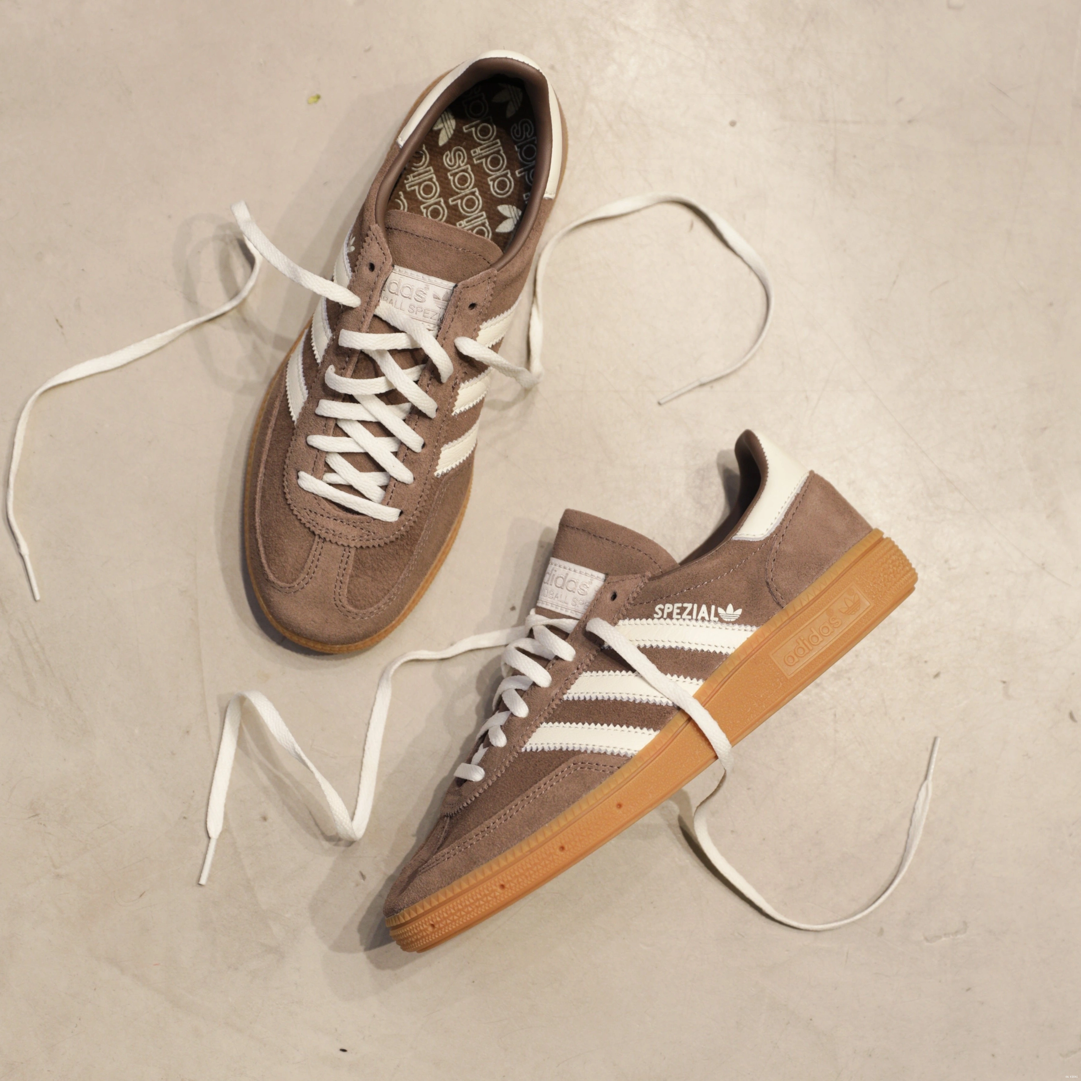 W Strata adidas Handball Earth Gum Spezial 0803